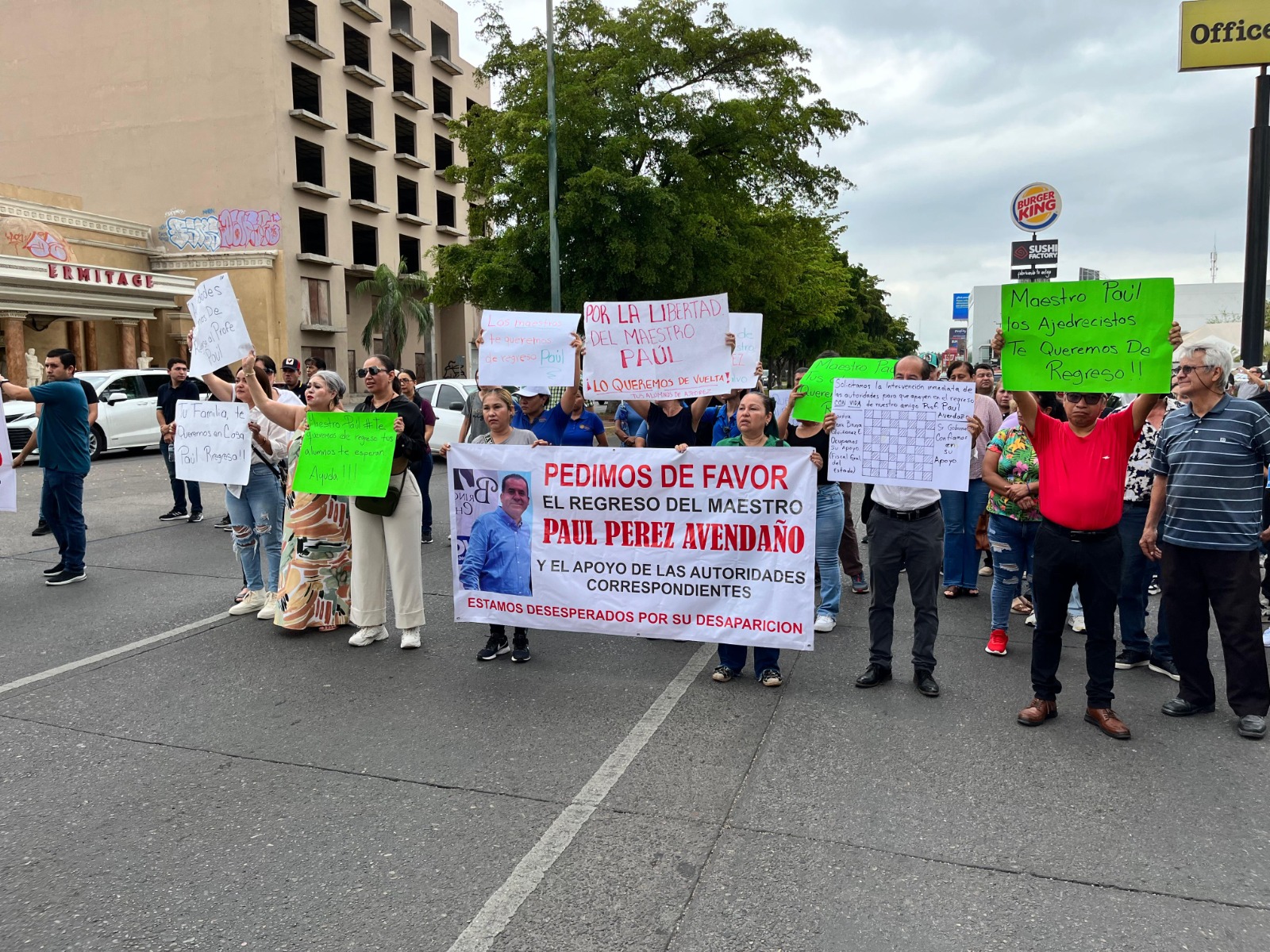 Familiares de profesor se manifiestan