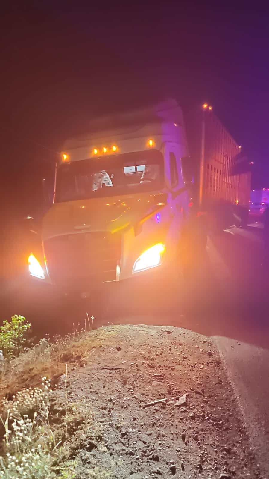 Al parecer el conductor abandonó la unidad y huyó del lugar.