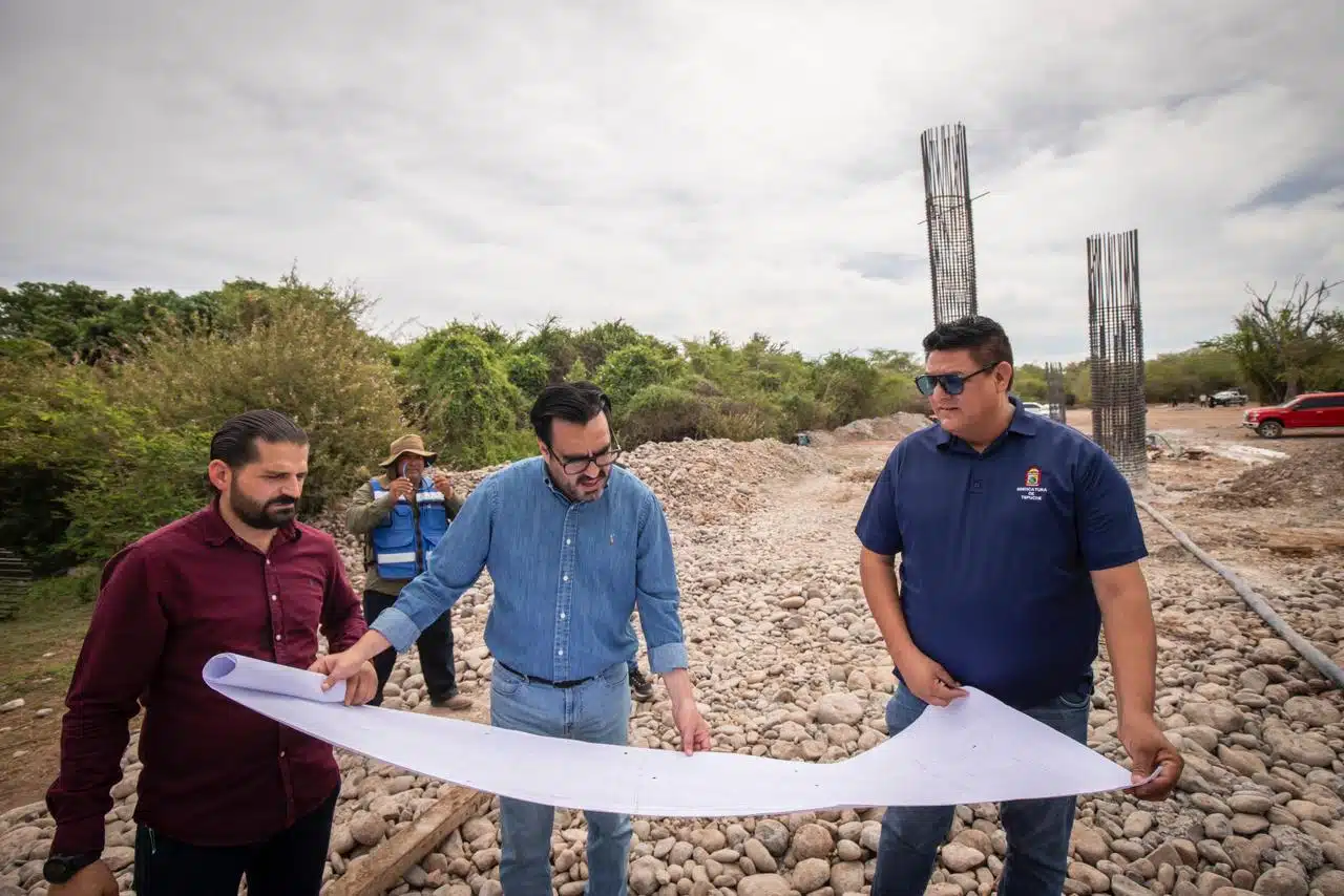 Juan de Dios Gámez Mendívil supervisa la construcción del puente en Caminaguato en Tepuche