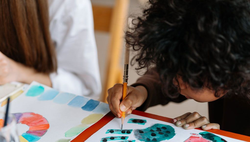 Niño pintando con acuarelas