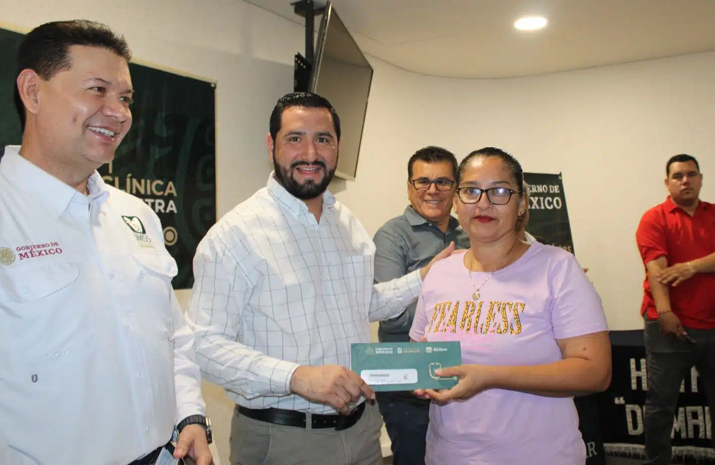 Delegado de Programas para el Bienestar Sinaloa, hac entrega de trajetas para IMSS Bienestar en Mazatlán y El Rosario