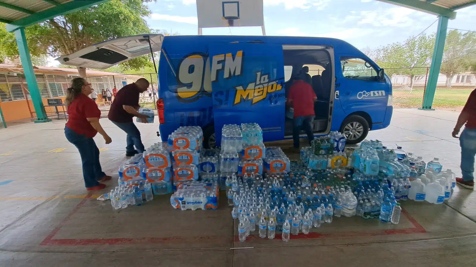 Trabajadores de RSN cargan agua en camioneta