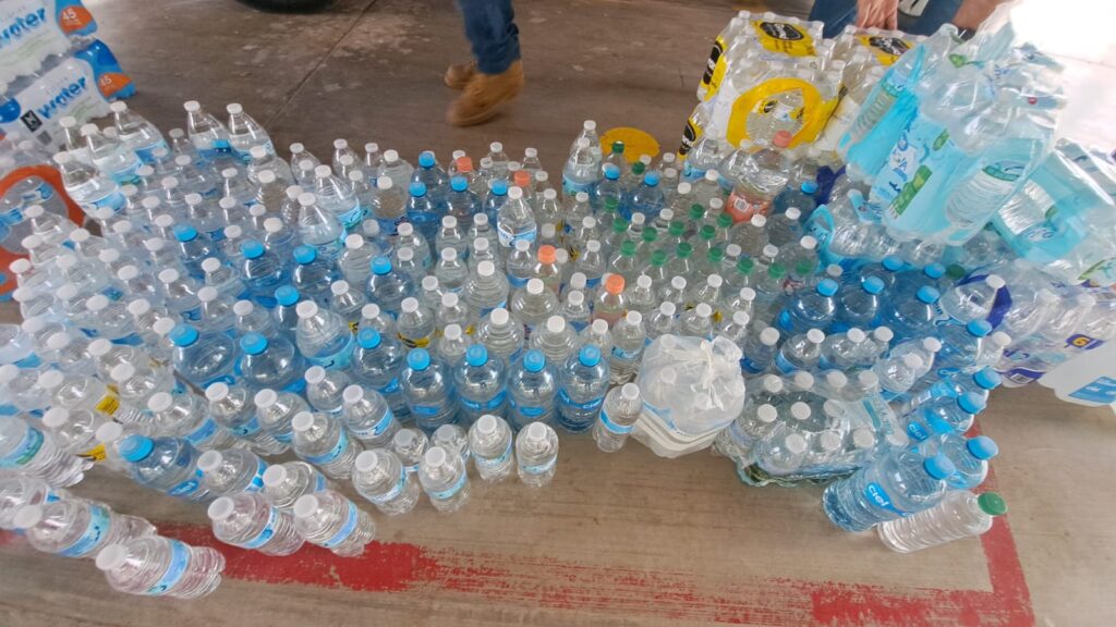 Agua embotellada donada a DIF Sinaloa