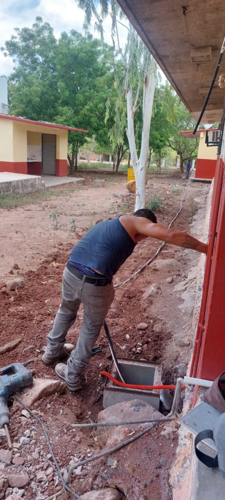 Persona colocando cableado eléctrico