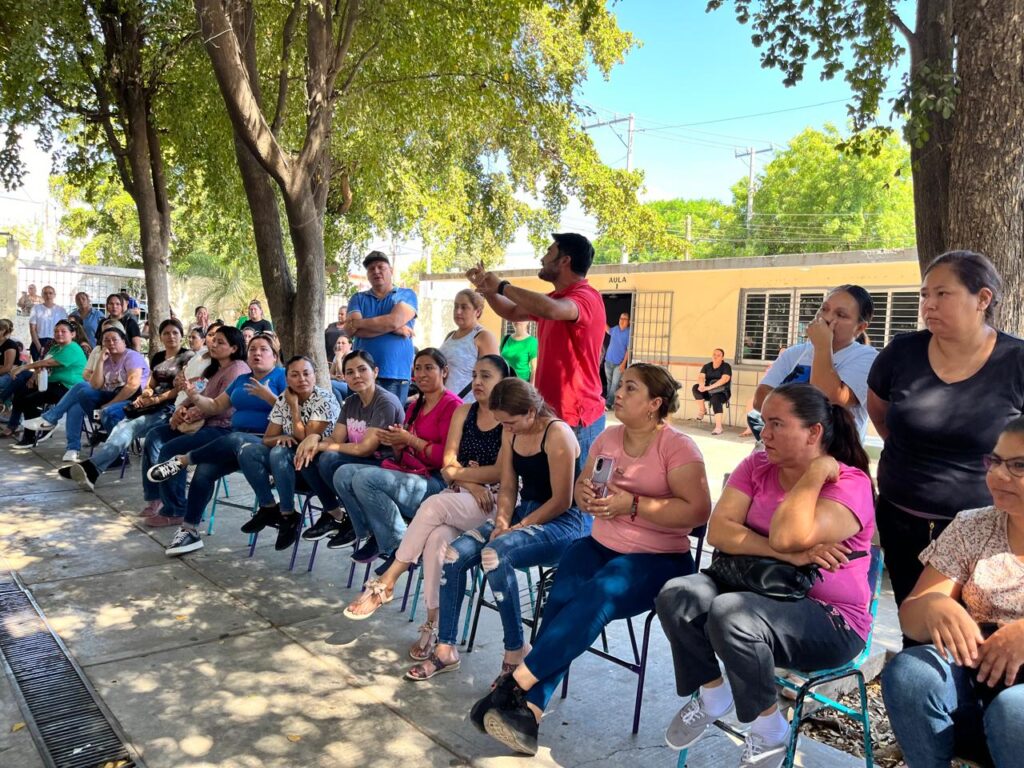 Padres de familia de escuela primaria Gabriel Leyva de Culiacán