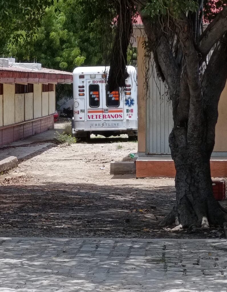 Ambulancia en escuela primaria 