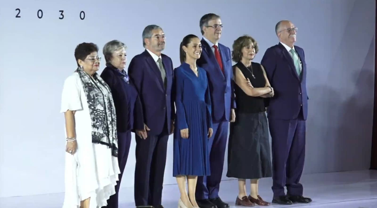 Claudia Sheinbaum con algunos de sus futuros funcionarios de gabinete