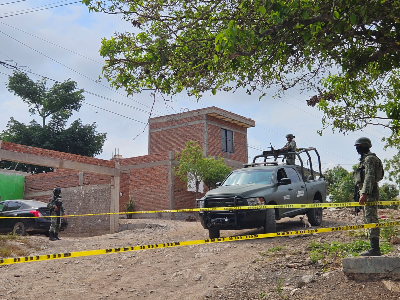 Elementos del Ejercito el domicilio con cinta amarilla