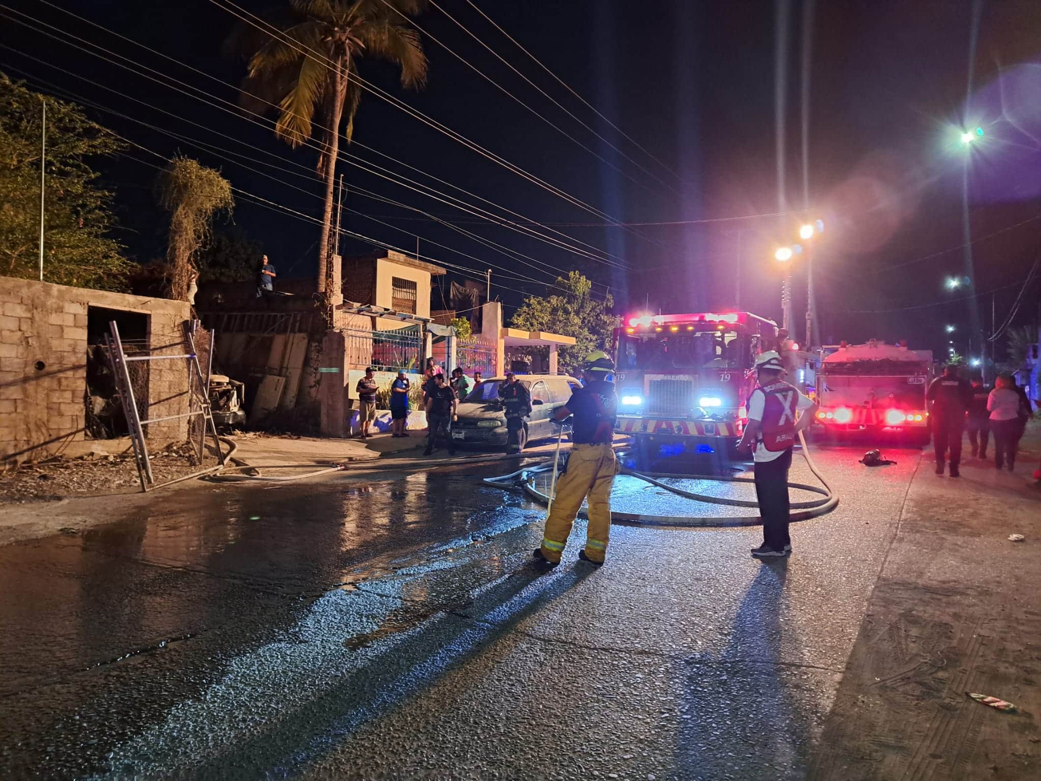 El fuego arrasó con el almacén de vehículos chocados.