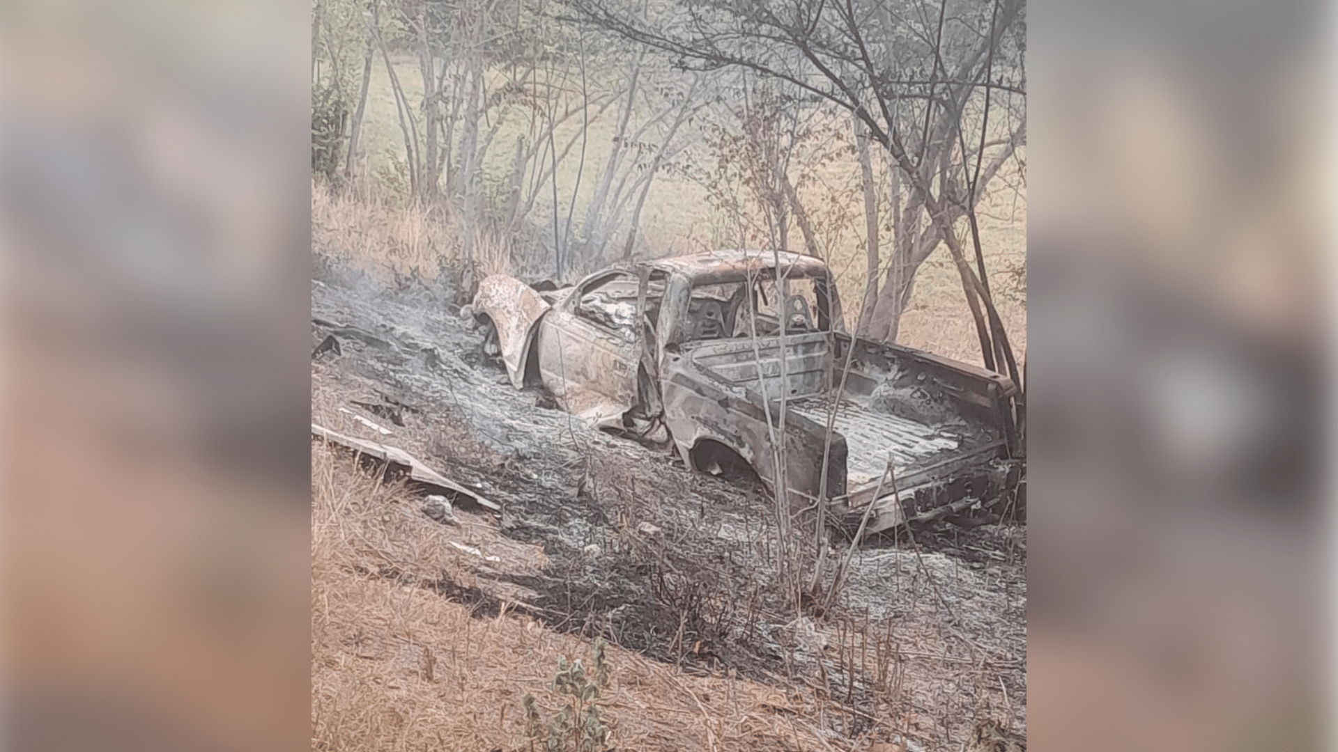 incendio consume camioneta después de chocar con tráiler