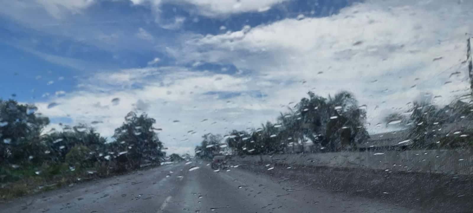 Gotas de lluvia sobre vidrio