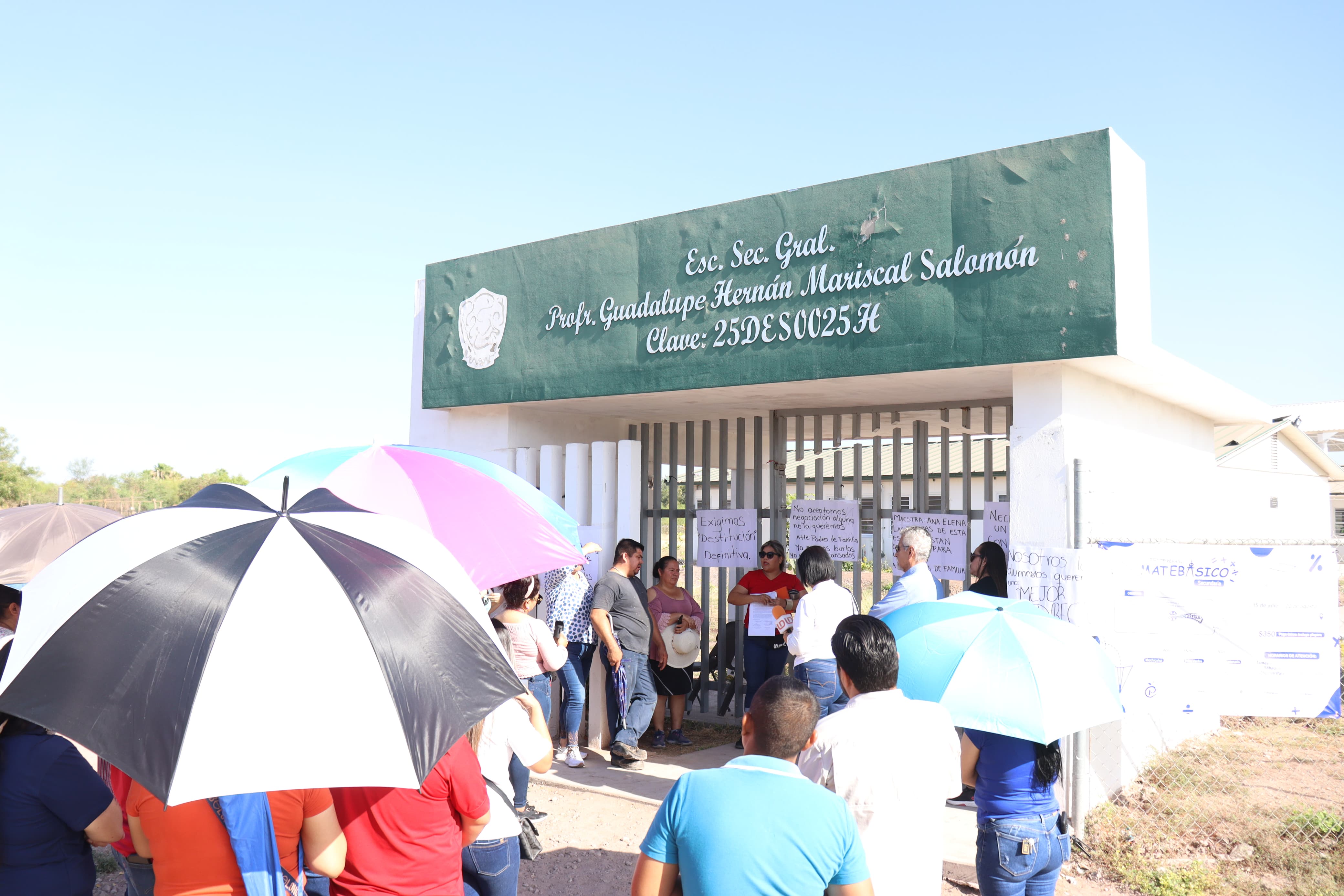 Manifestación en secundaria de Urbi Villa del Rey en Los Mochis