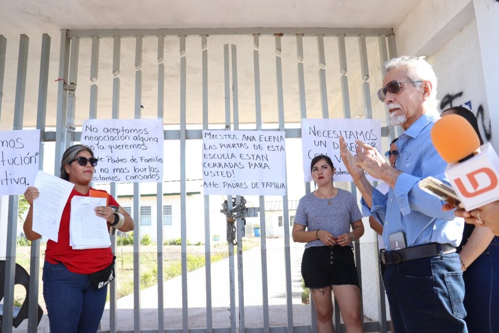 Manifestación en secundaria de Urbi Villa del Rey en Los Mochis