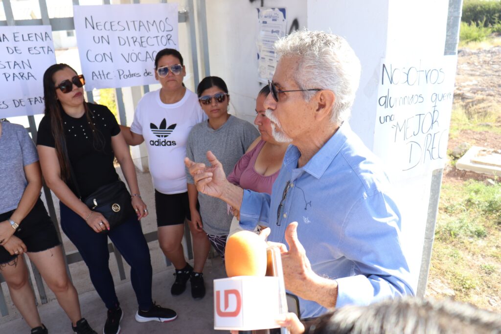 Manifestación en secundaria de Urbi Villa del Rey en Los Mochis