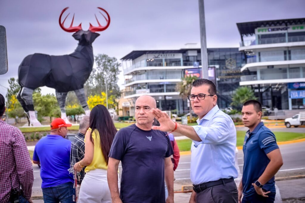 Alacalde de Mazatlán junto a monumento al Venado