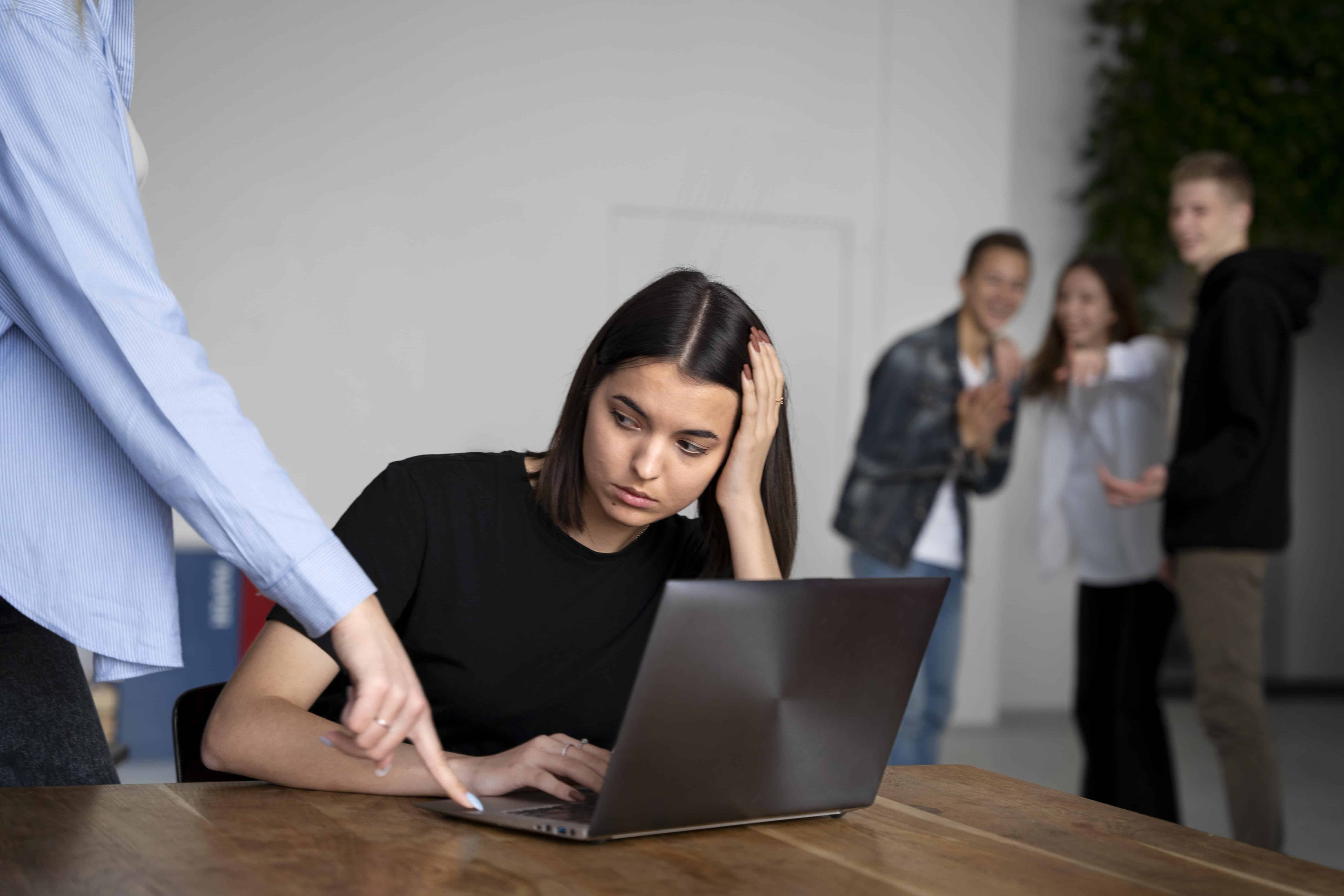 Mujer sufriendo de acoso y explotación laboral