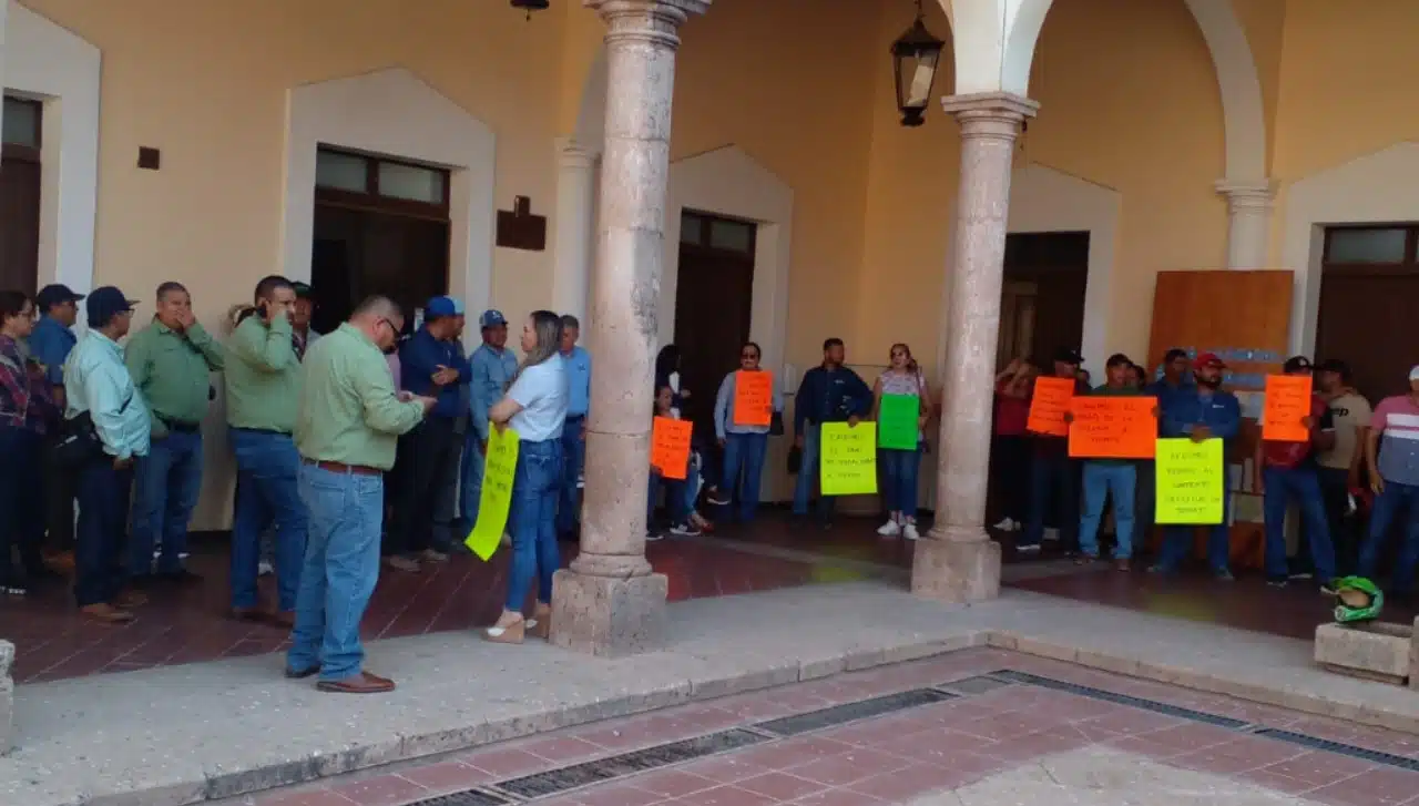 Trabajadores sindicalizados de la Japaf se manifiestan en el Palacio Municipal