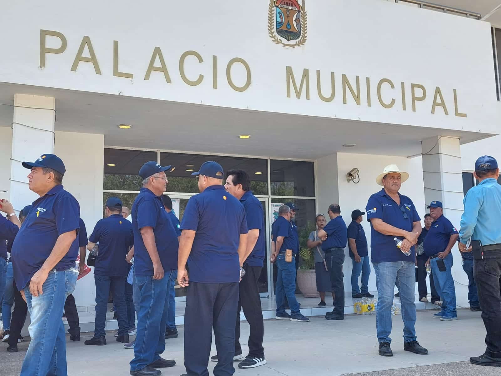 Policías jubilados y Guerreros Unidos en manifestación