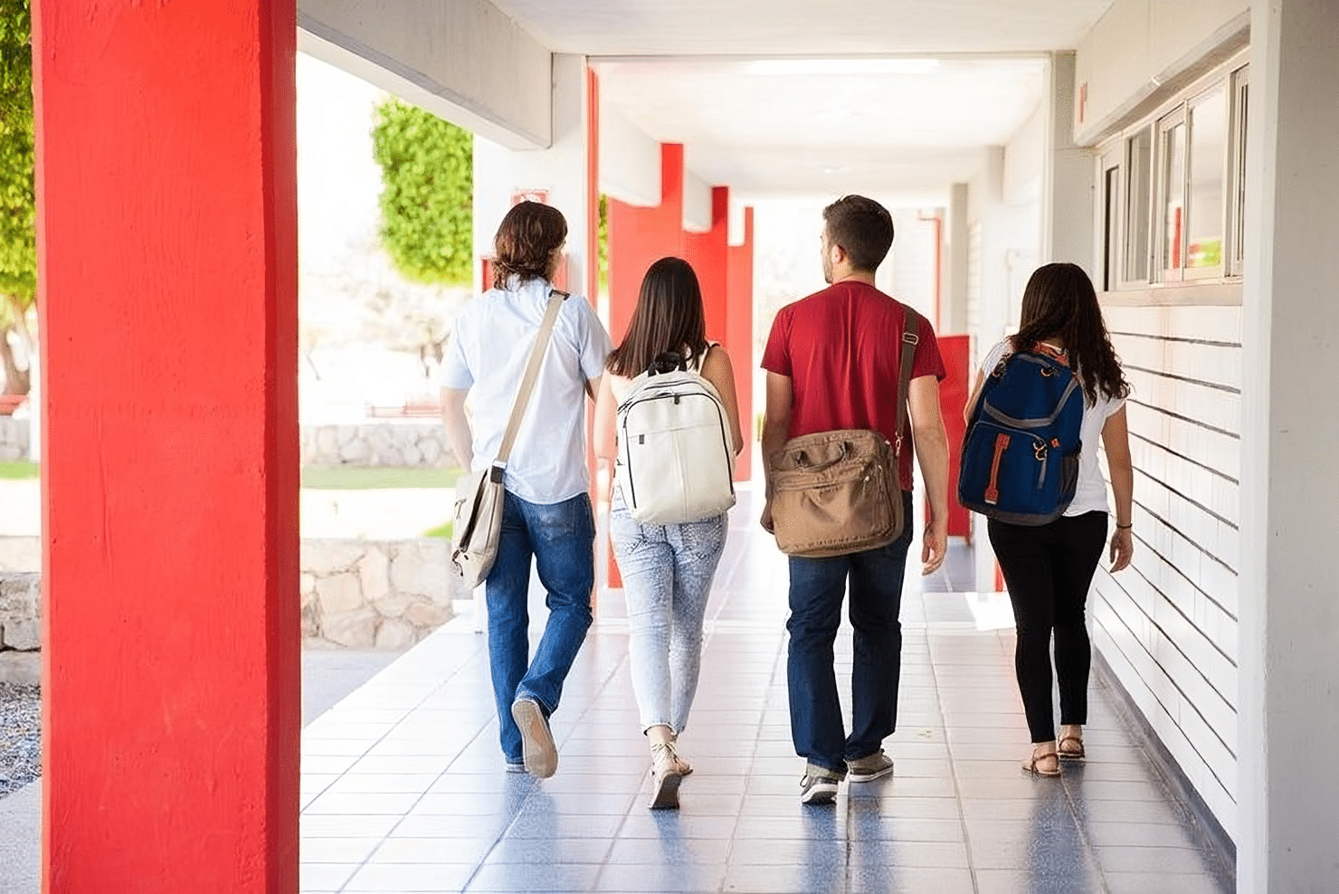 Jóvenes en recorrido por preparatoria