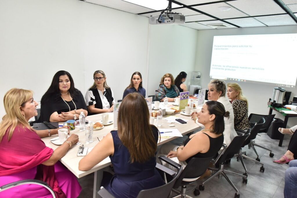 María Teresa Guerra Ochoa en reunión con líderes de diferentes cámaras empresariales