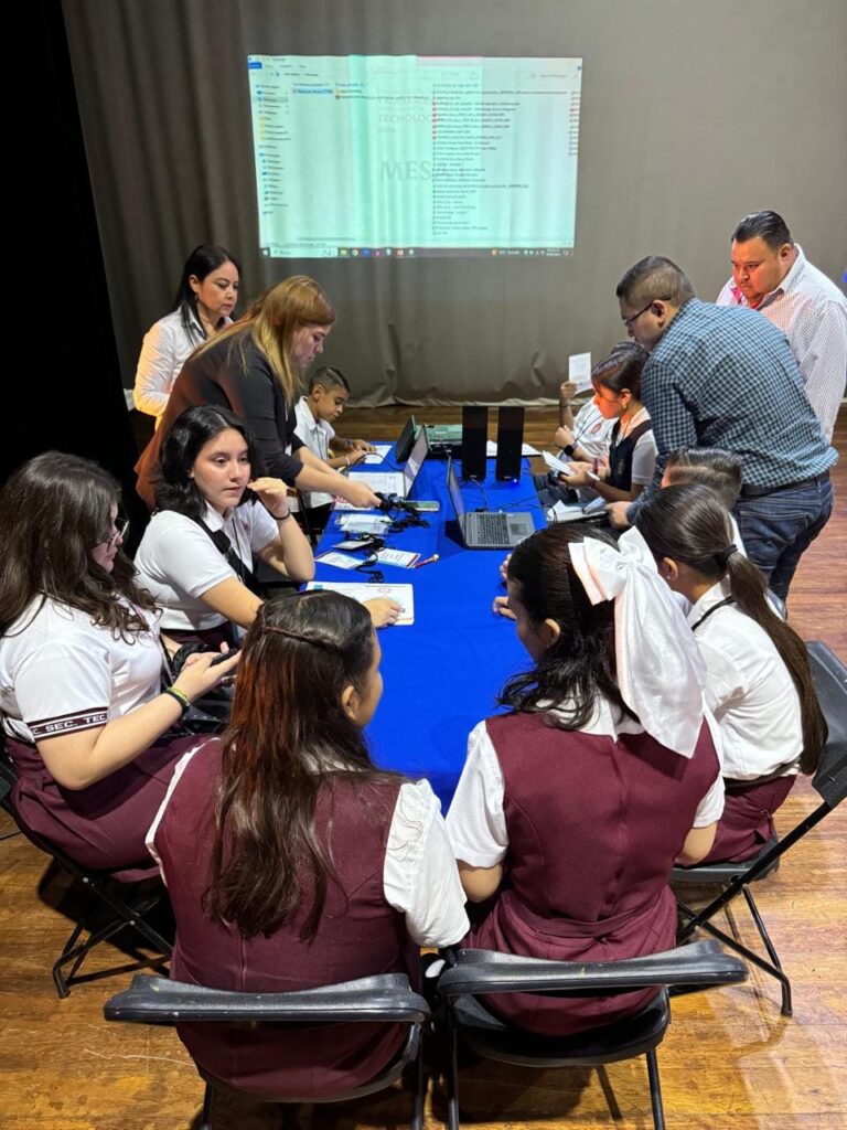 Niñas, niños y adolescentes de Sinaloa expusieron sobre energías alternas.