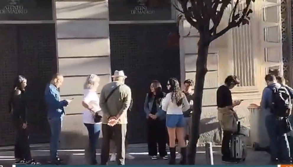 Mexicanos hacen fila para votar en España