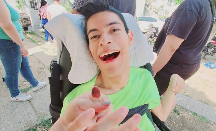 ¡Inclusión! Joven con parálisis cerebral ejerce su derecho al voto en Jalisco