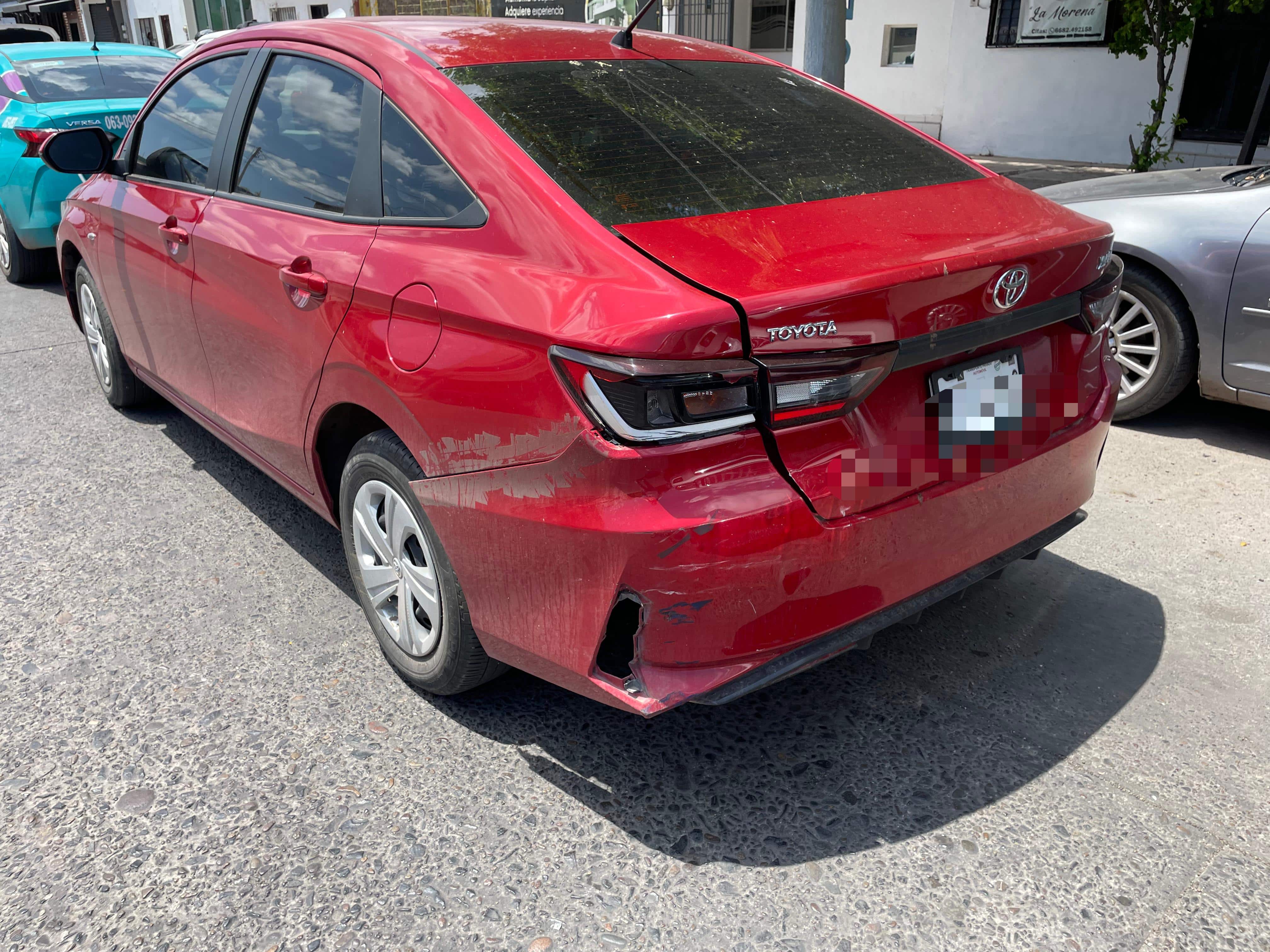 Carro que participó en un accidente tipo choque en Los Mochis