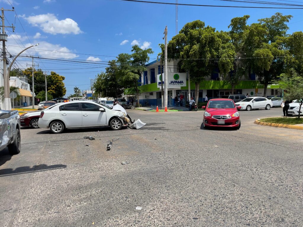 Carro chocado del frente tras un accidente en Los Mochis