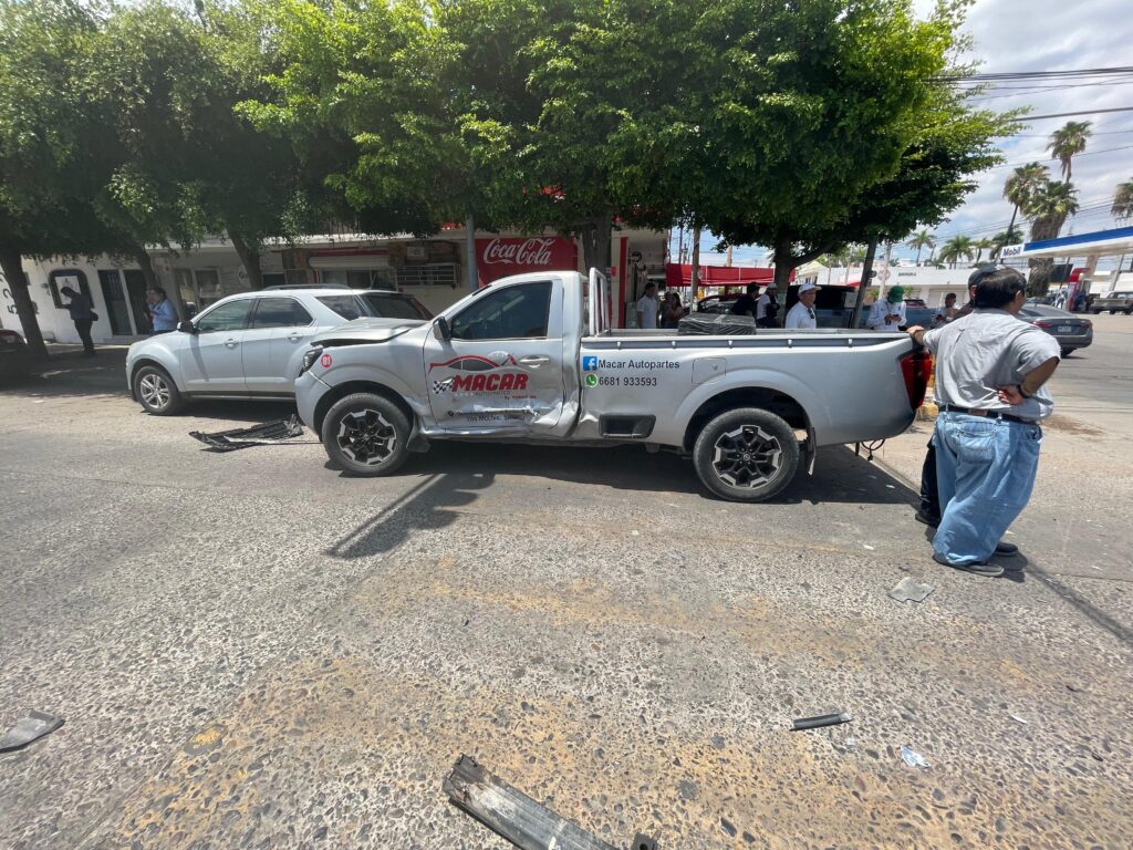 Camioneta chocada del lado del chofer tras un accidente en Los Mochis
