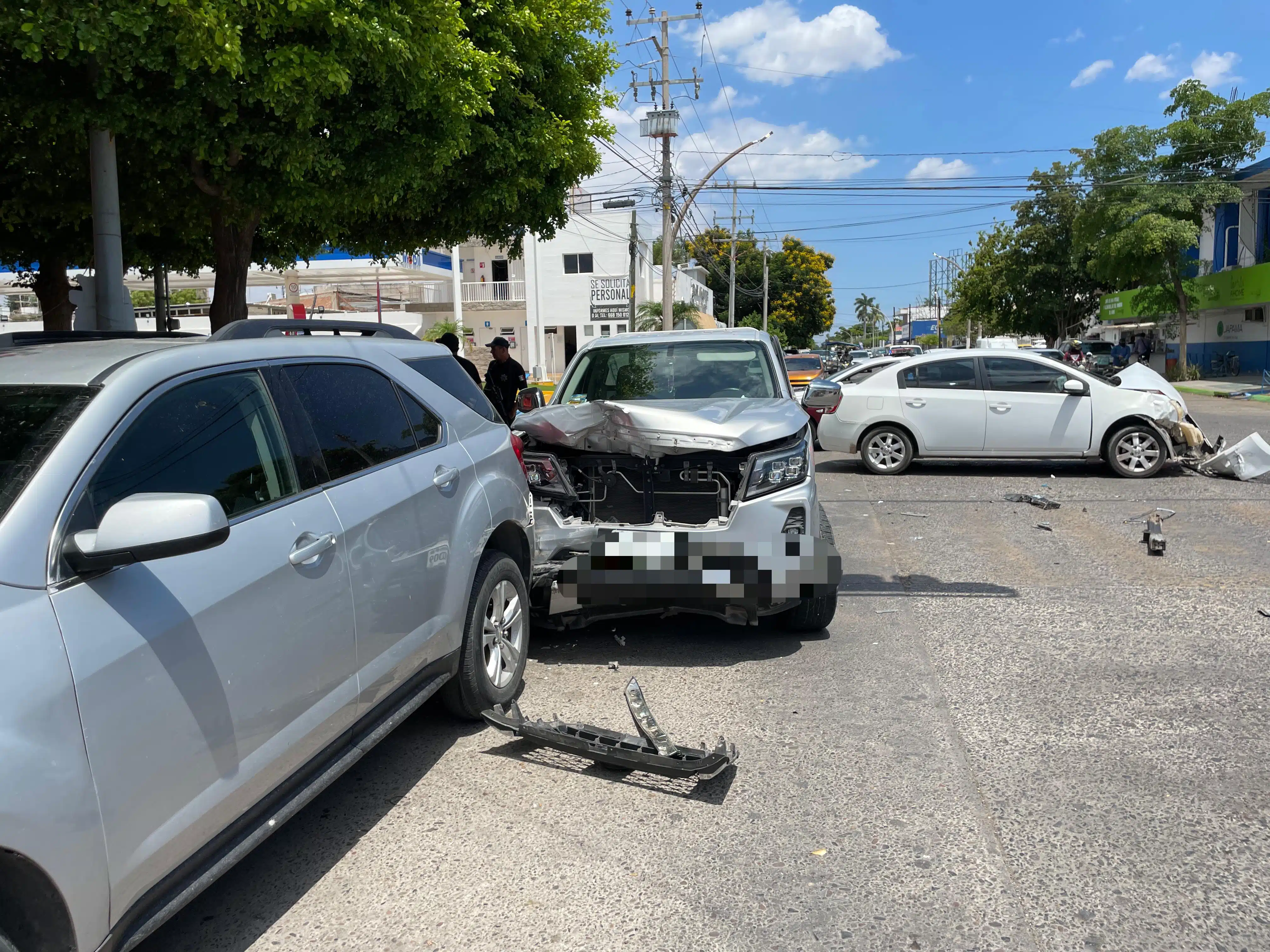 Camioneta chocada del frente tras un accidente en Los Mochis
