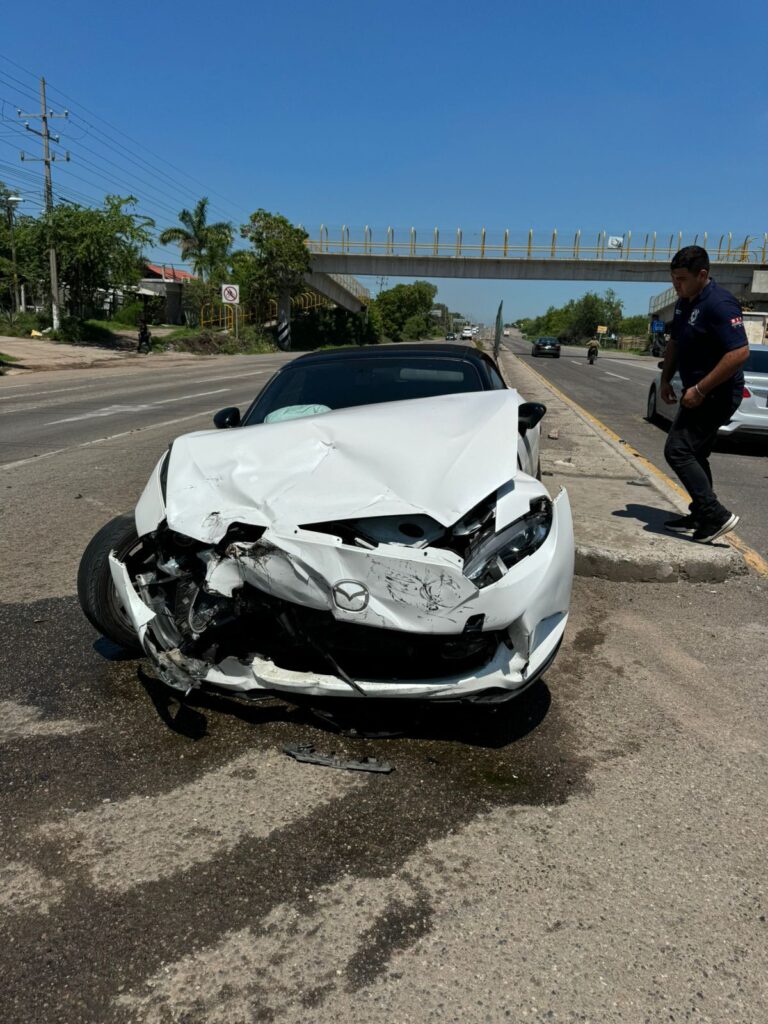 Carro con el frente chocado tras un accidente en Mazatlán