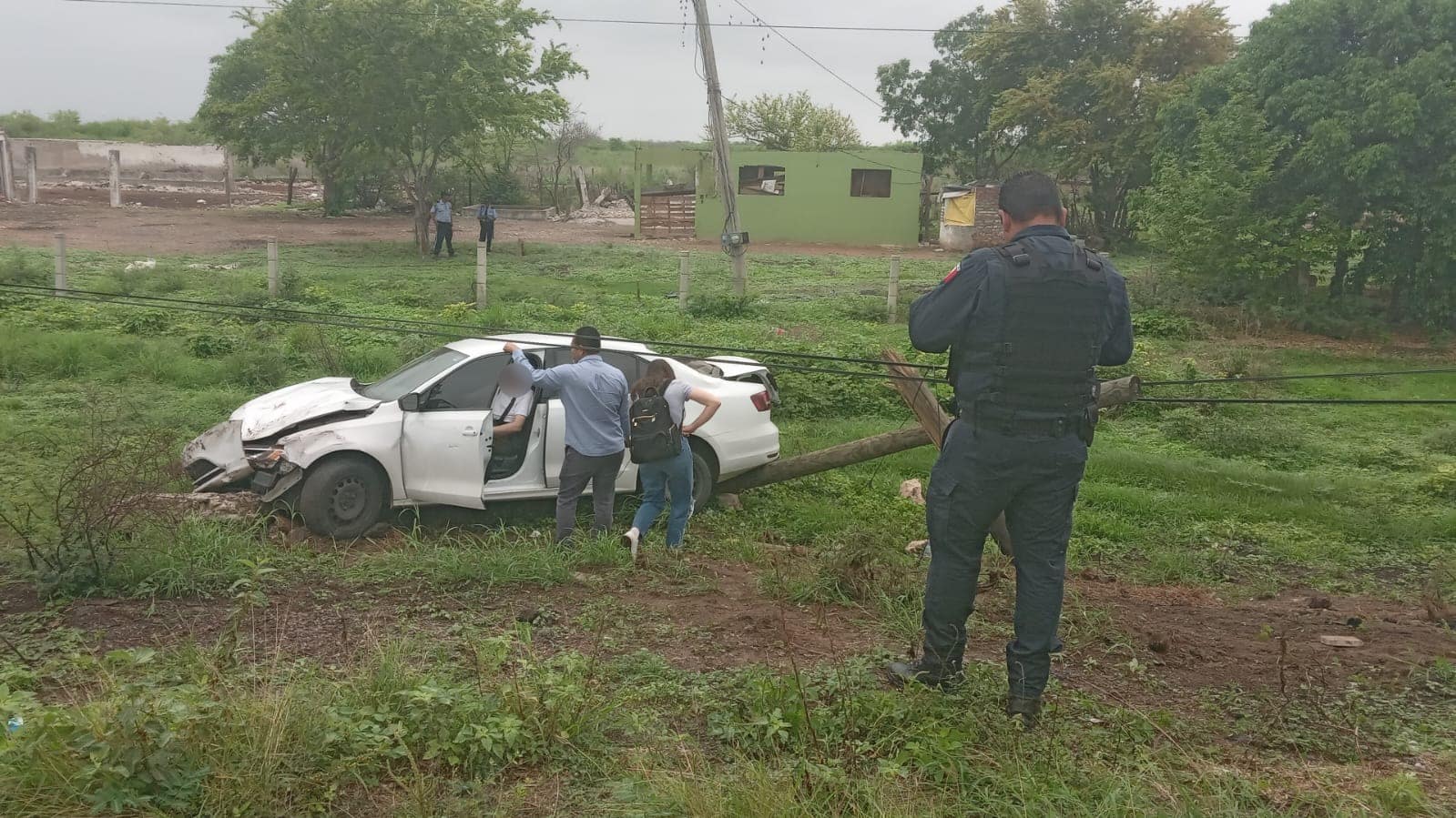 Un carro chocado del frente tras un accidente tipo salida de camino en Mazatlán