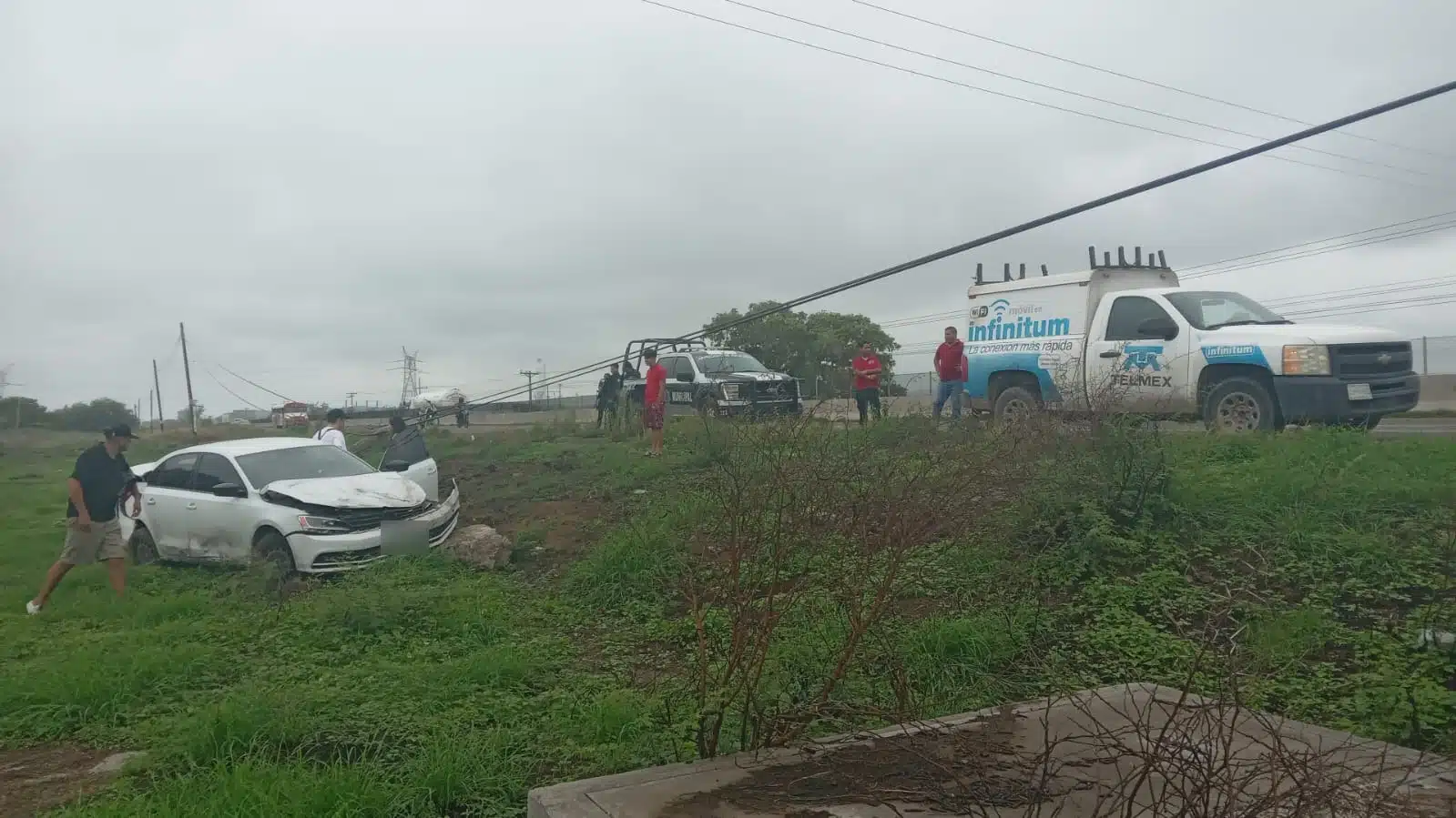 Un carro chocado del frente tras un accidente tipo salida de camino en Mazatlán