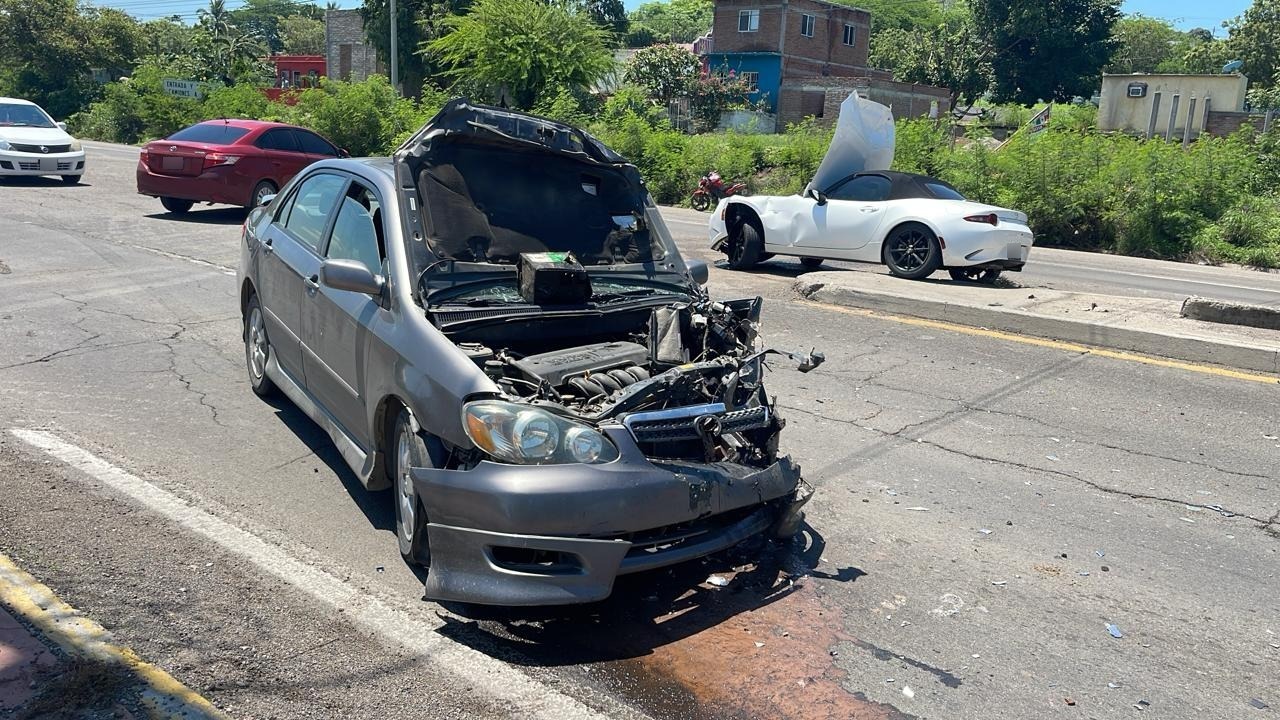 Carros con el frente chocado tras un accidente en Mazatlán
