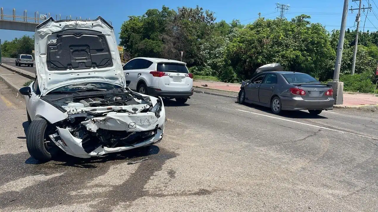 Carros con el frente chocado tras un accidente en Mazatlán