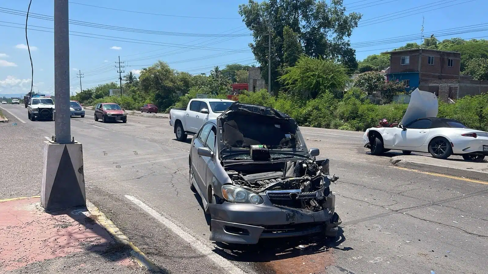 Carros con el frente chocado tras un accidente en Mazatlán