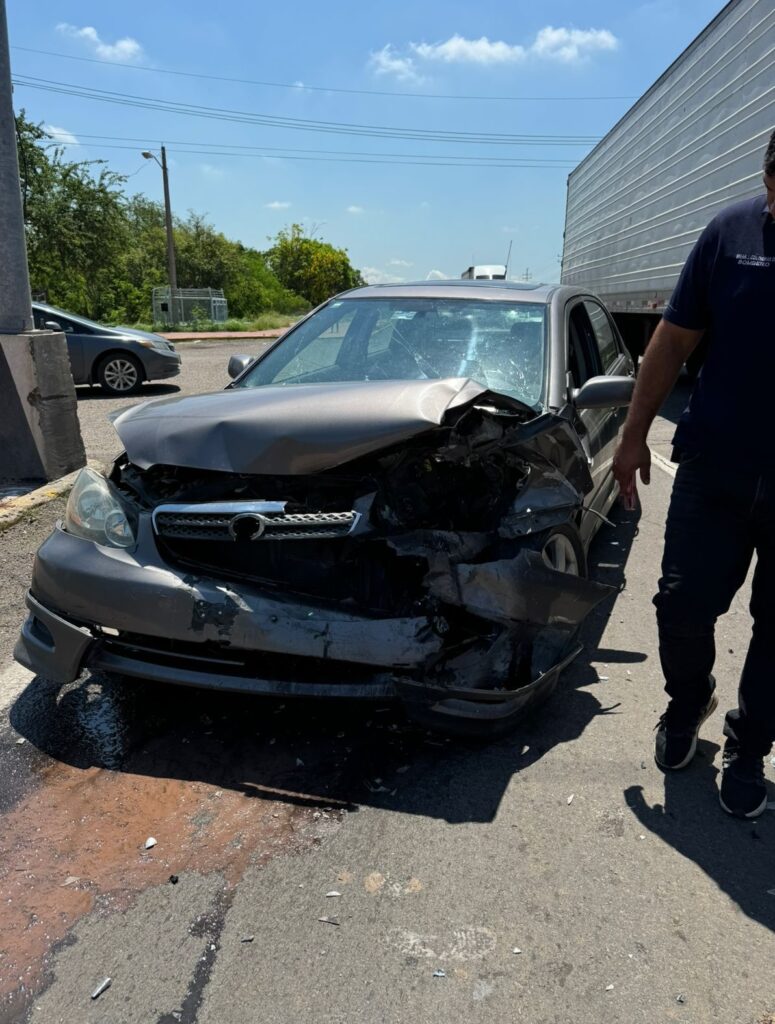 Carro con el frente chocado tras un accidente en Mazatlán