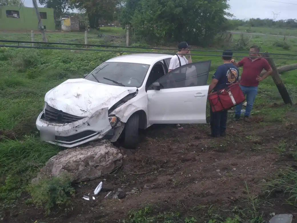 Un carro chocado del frente tras un accidente tipo salida de camino en Mazatlán