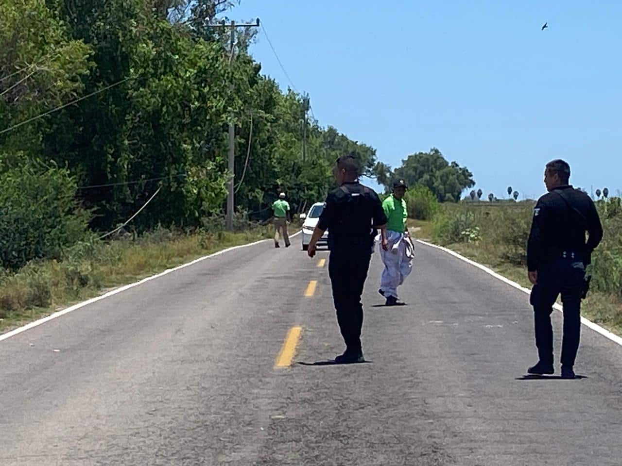 Lugar donde ocurrió el accidente tipo choque el cual ocasionó el derrumbe de un poste de la CFE y que se quedarán sin luz en Ahome