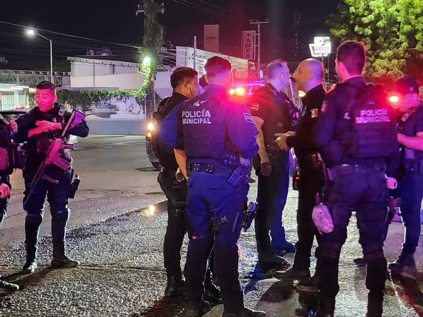 Adulto mayor siendo auxiliando por las autoridades. También se encuentran presentes Bomberos