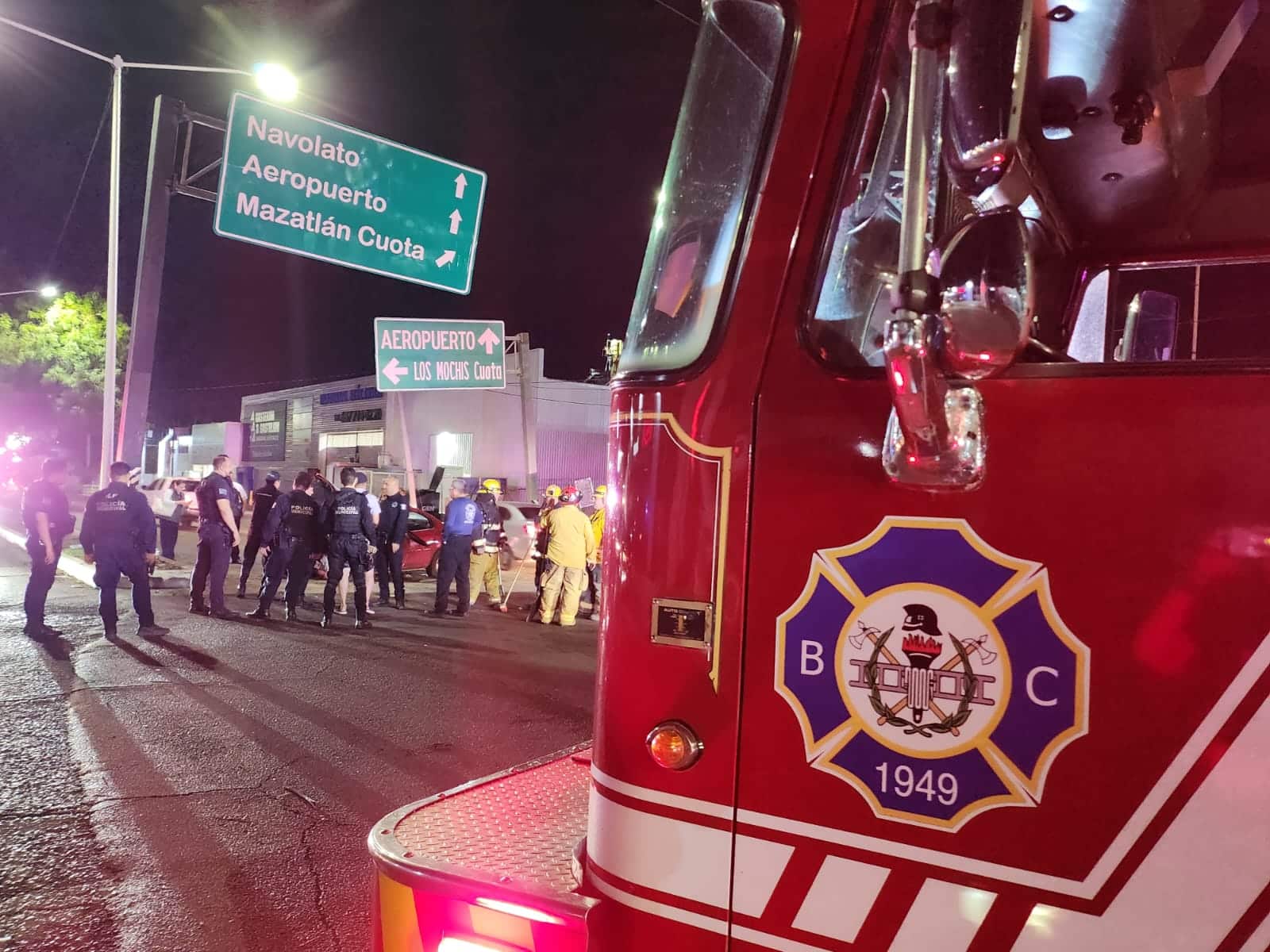 Adulto mayor siendo auxiliando por las autoridades. También se encuentran presentes Bomberos