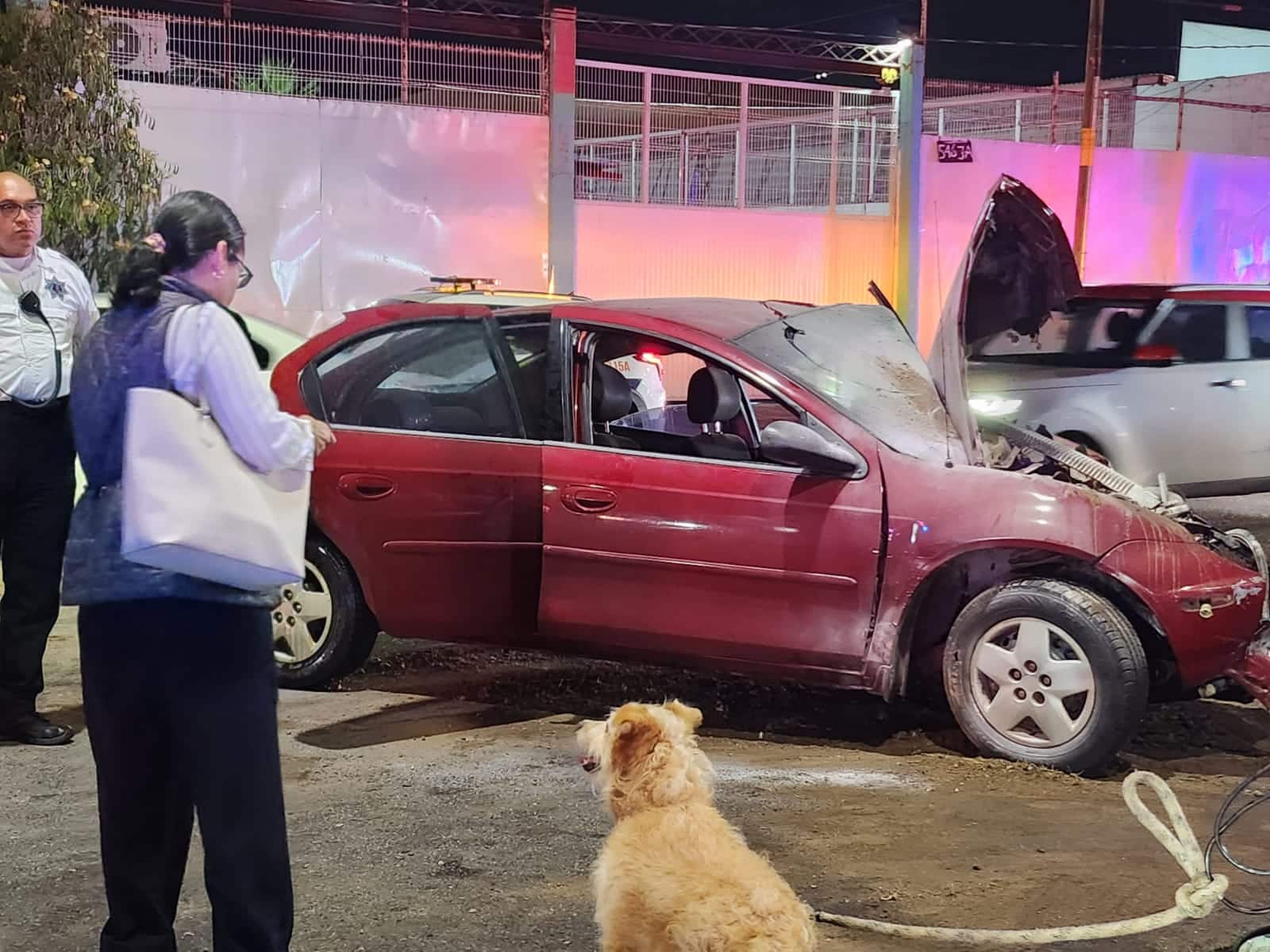 Adulto mayor siendo auxiliando por las autoridades. También se encuentran presentes Bomberos