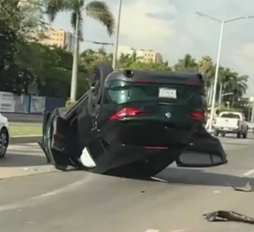Vehículo volcado tras accidente vial