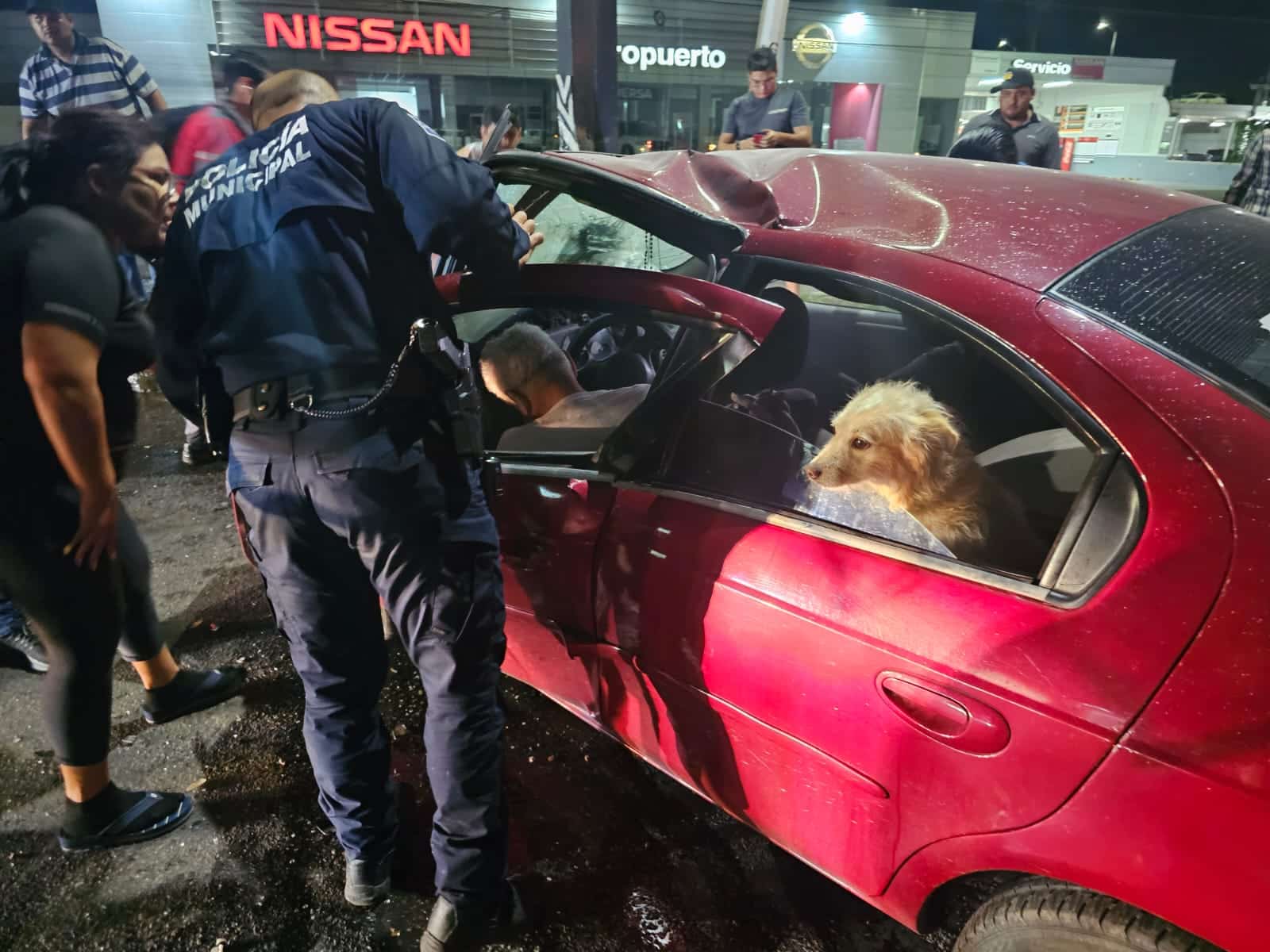 Adulto mayor siendo auxiliando por las autoridades. También se encuentran presentes Bomberos
