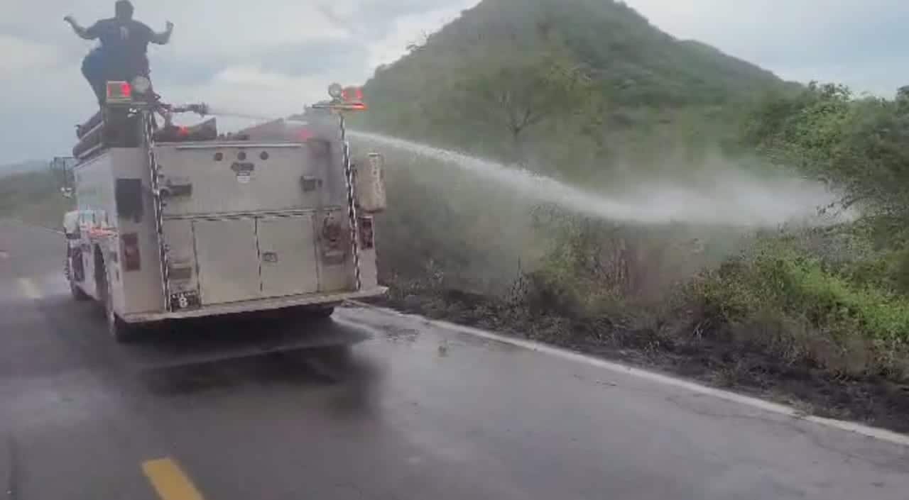 Bomberos sofocando el incendio