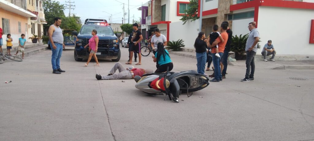 Motociclista siendo auxiliado tras el accidente