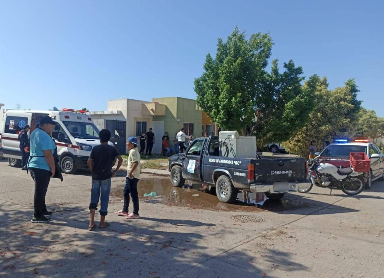 Autoridades y testigos en el lugar del accidente vial