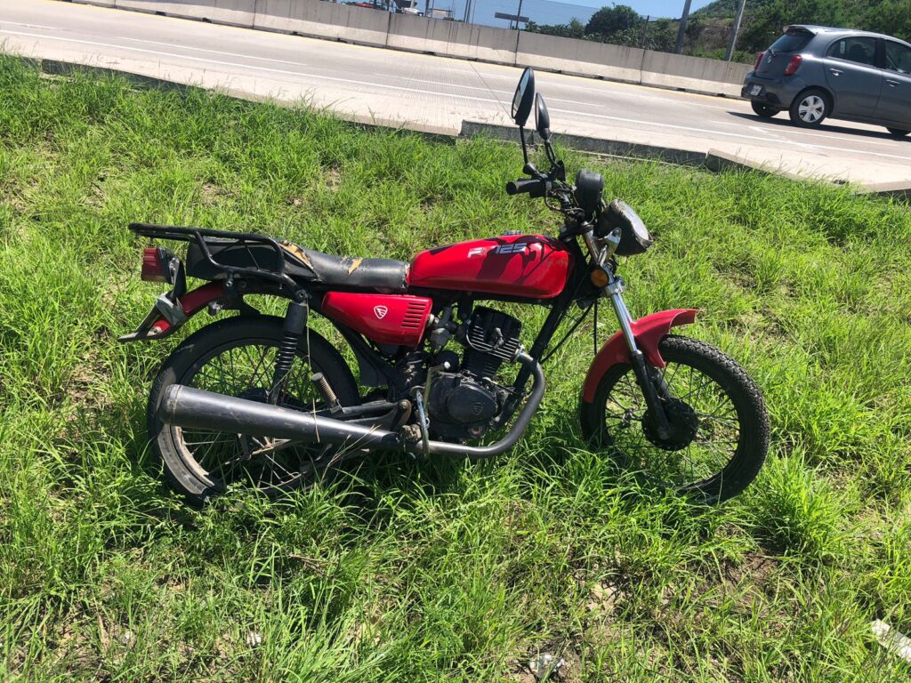 Motocicleta en la que viajaba la mujer que se lesionó