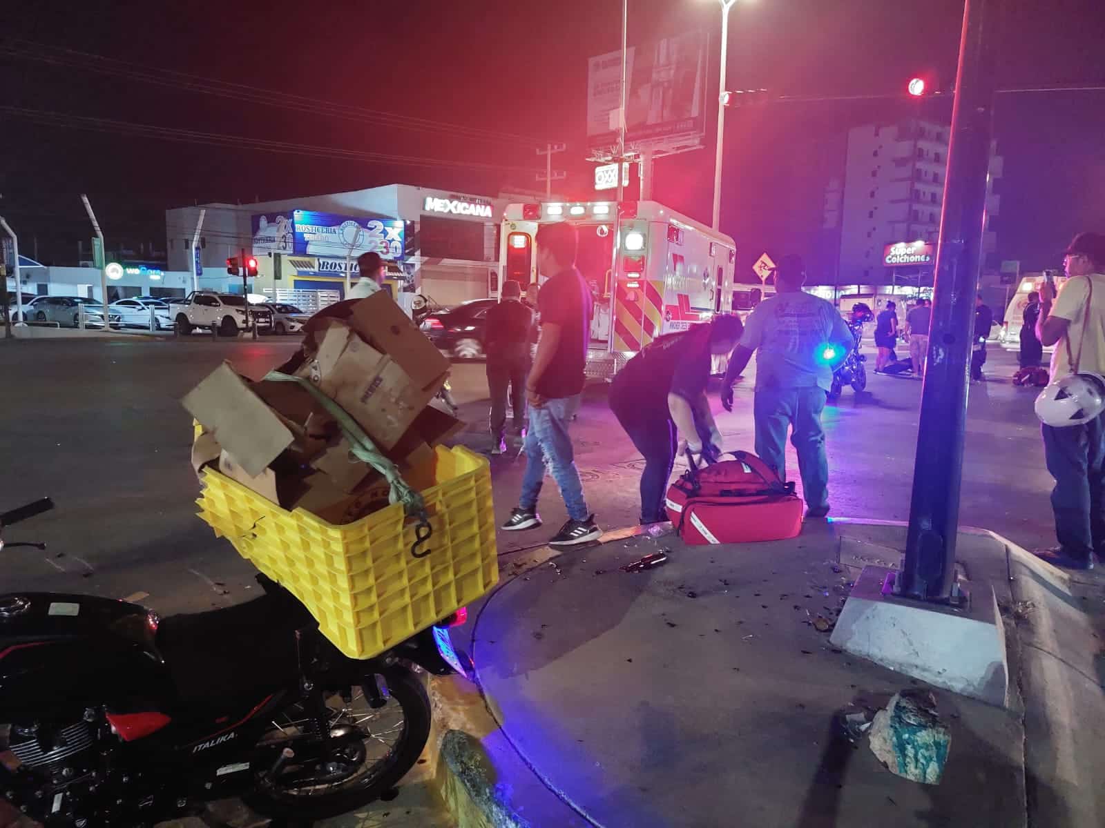 Bomberos Veteranos Mazatlán arribaron al lugar del accidente para atender a los heridos